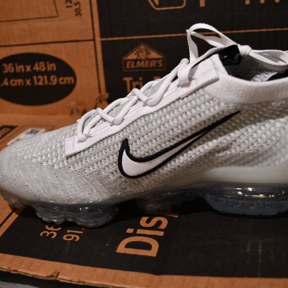 Nike Air VaporMax 2021 Flyknit White White-Black Mens Size 10.5 -womens 12.0 NIB main image 10
